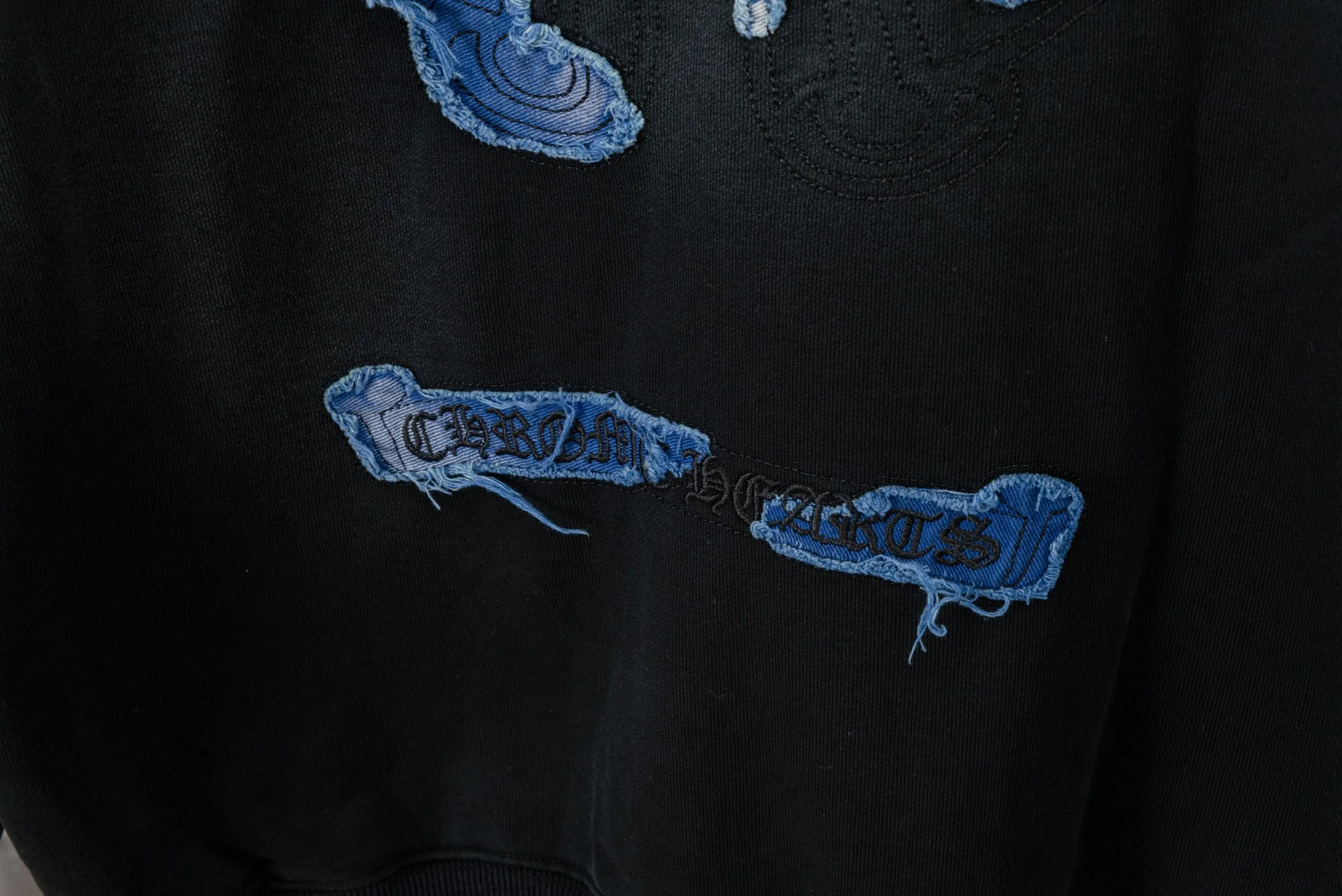 P310 CHROME HEARTS Hooded Sweatshirt - Size: XS, S, M, L - Color: Navy blue, white, black. Made of comfortable and skin-friendly fabrics, it feels unrestricted when worn. The details are finely crafted and the colors are harmonious. The back is embroidered with classic Crocodile heart elements, making it highly recognizable and trendy. Strictly controlled from material selection to production, it is a dazzling item that highlights personality and quality and interprets trendy attitude.